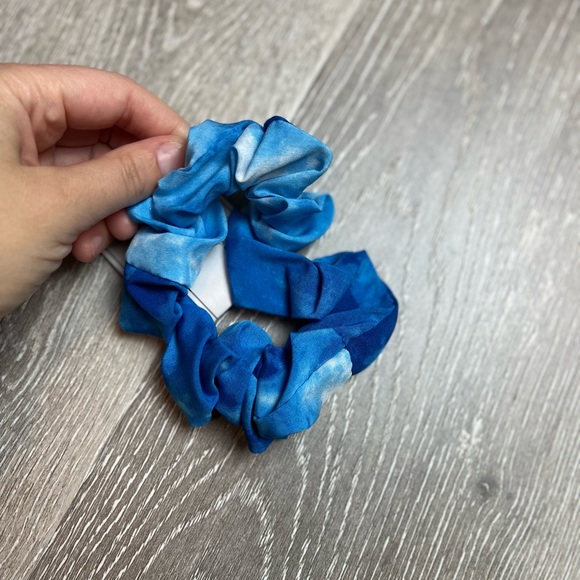 2 blue tie dye scrunchie set NWT - Picture 2 of 3